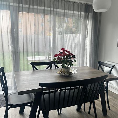 The Red House Modern Stylish Home From Home Walking Distance To Cardiff Bay And City Centre With Parking Eksteriør billede