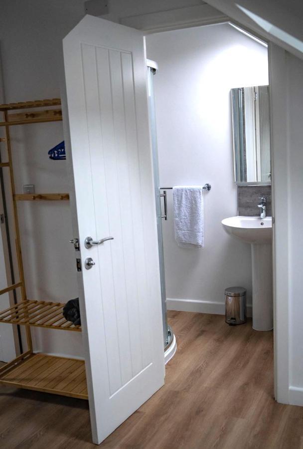 The Red House Modern Stylish Home From Home Walking Distance To Cardiff Bay And City Centre With Parking Eksteriør billede