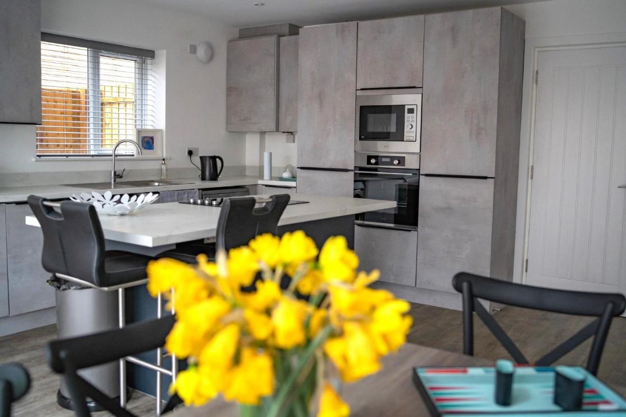The Red House Modern Stylish Home From Home Walking Distance To Cardiff Bay And City Centre With Parking Eksteriør billede